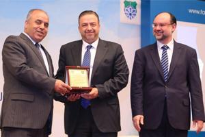 تكريم البنك العربي الاسلامي الدولي في اليوم العلمي لكلية الشريعة بالجامعة الأردنية