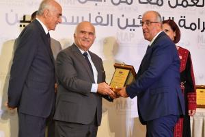 تكريم العربي الإسلامي لدعمه الجمعية الأردنية للعون الطبي للفلسطينيين